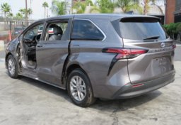 2022 Toyota Sienna - Image 10