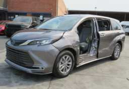 2022 Toyota Sienna - Image 2