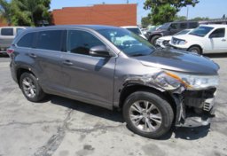 2015 Toyota Highlander - Image 2