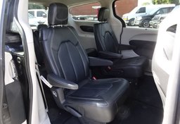 2020 Chrysler Voyager - Image 30