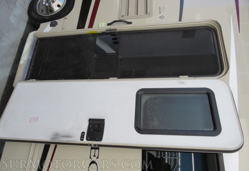 2019 Ford E-Series Cutaway - Image 31