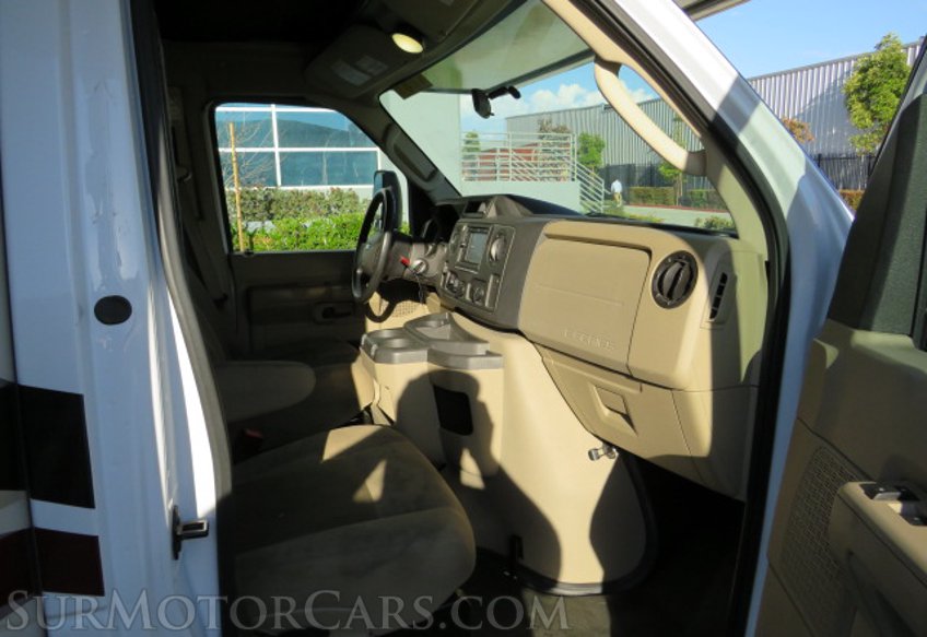 2019 Ford E-Series Cutaway - Image 28