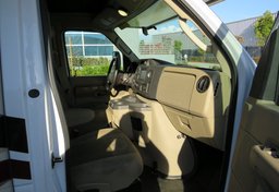 2019 Ford E-Series Cutaway - Image 28