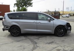 2020 Chrysler Pacifica - Image 12