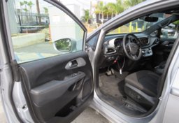2020 Chrysler Pacifica - Image 19