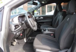 2020 Chrysler Pacifica - Image 25
