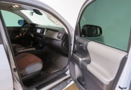 2019 Toyota Tacoma - Image 19