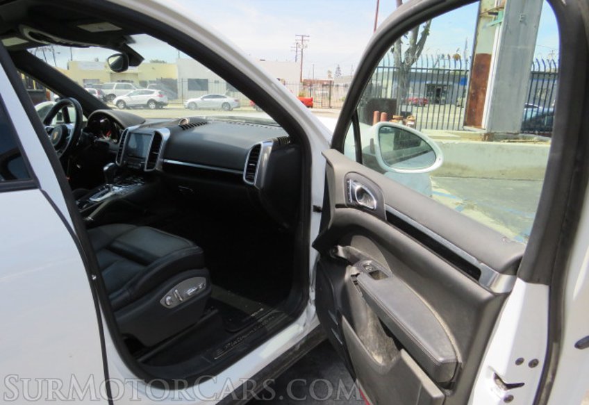 2017 Porsche Cayenne - Image 25