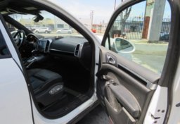 2017 Porsche Cayenne - Image 25