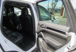 2017 Porsche Cayenne - Image 31