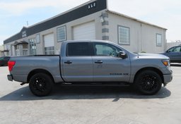 2019 Nissan Titan - Image 10
