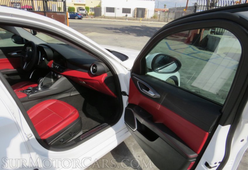 2017 Alfa Romeo Giulia - Image 20