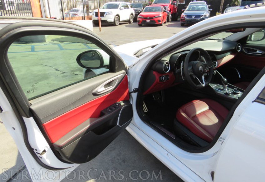 2017 Alfa Romeo Giulia - Image 19