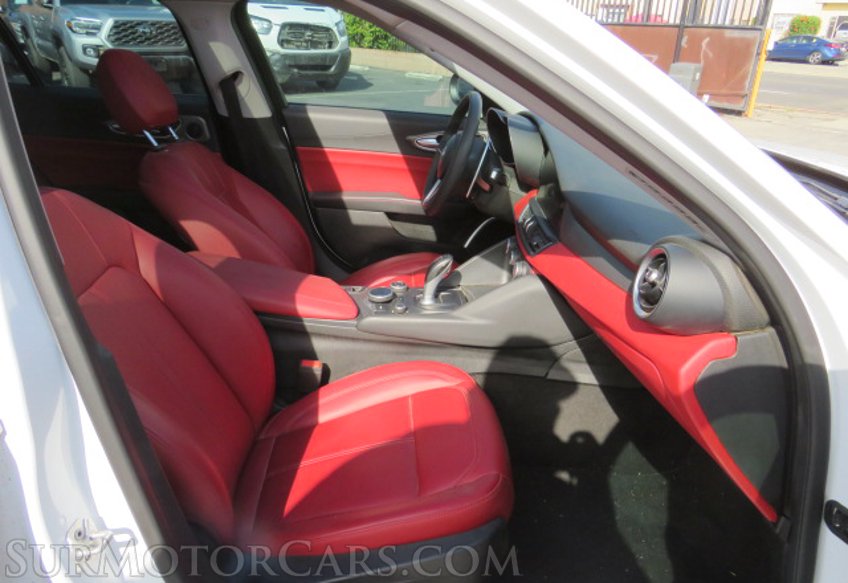 2017 Alfa Romeo Giulia - Image 26