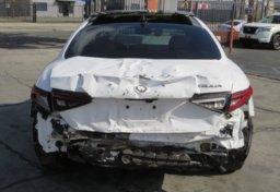 2017 Alfa Romeo Giulia - Image 12