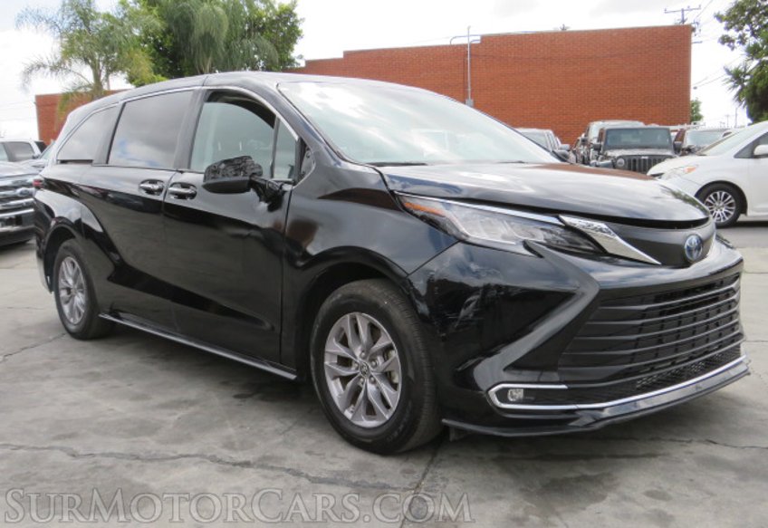 2022 Toyota Sienna - Image 3