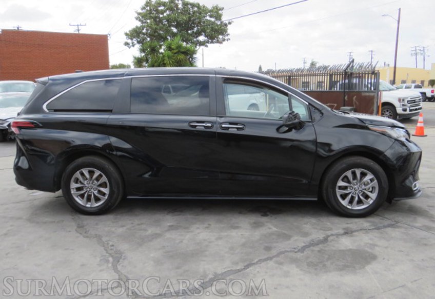 2022 Toyota Sienna - Image 5