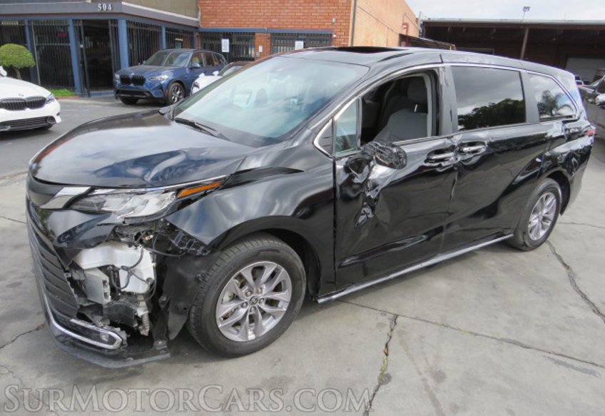2022 Toyota Sienna - Image 2