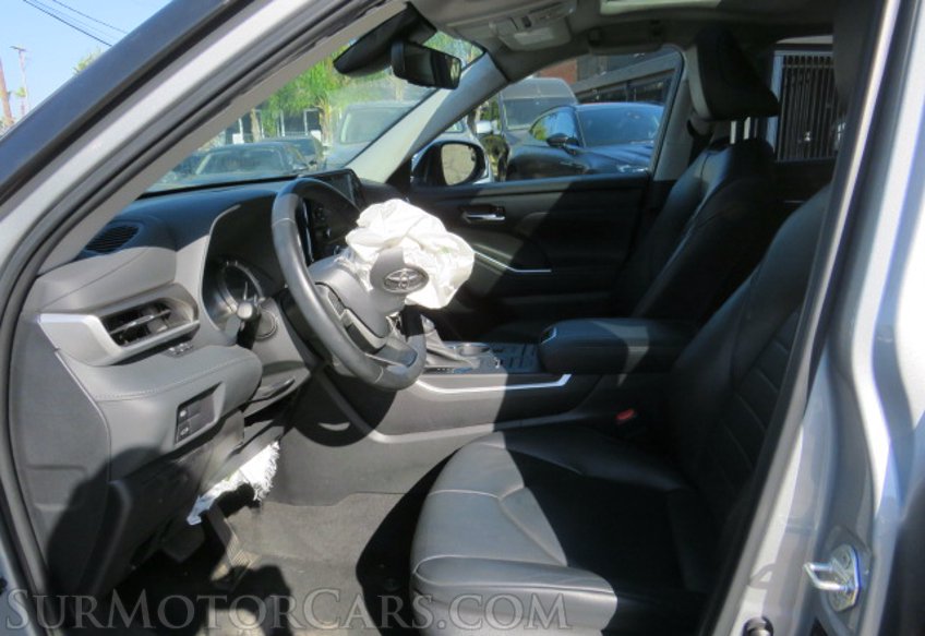 2022 Toyota Highlander - Image 25