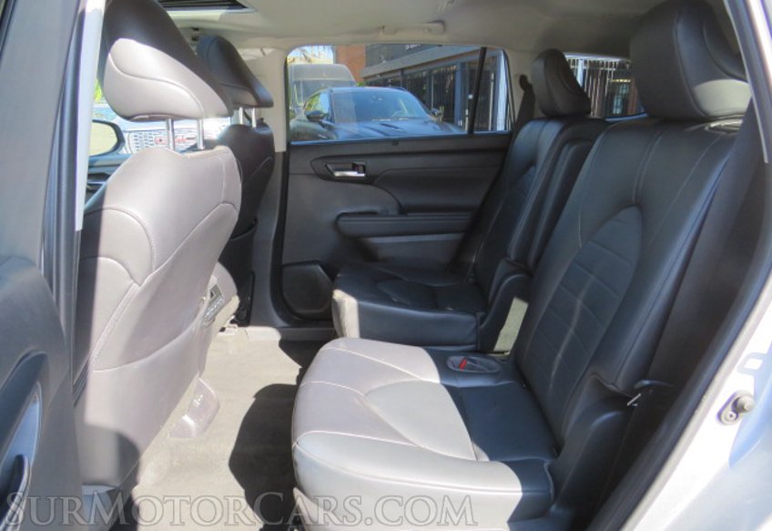2022 Toyota Highlander - Image 31