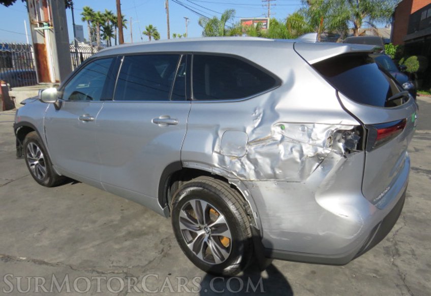 2022 Toyota Highlander - Image 8