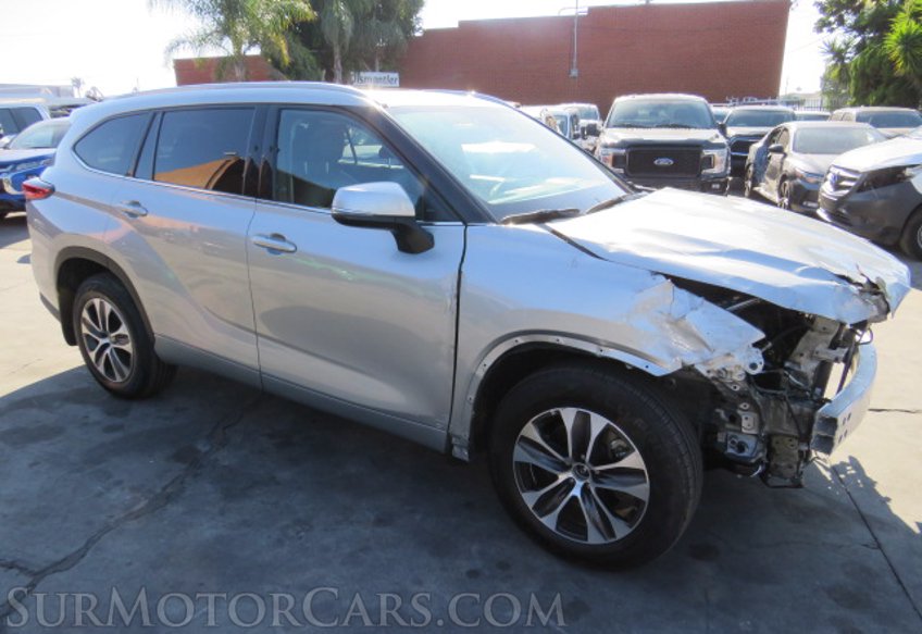 2022 Toyota Highlander - Image 2