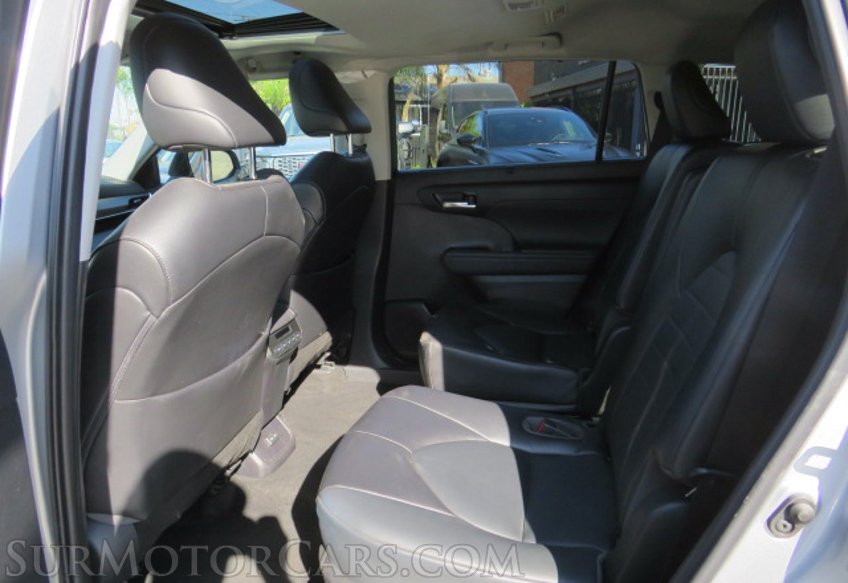 2022 Toyota Highlander - Image 29