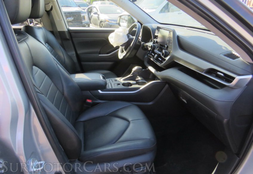 2022 Toyota Highlander - Image 26