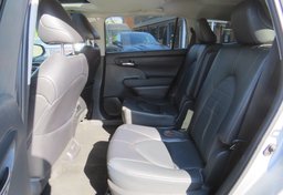 2022 Toyota Highlander - Image 31