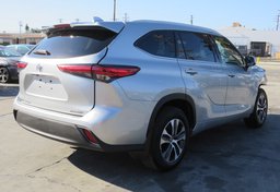 2022 Toyota Highlander - Image 9