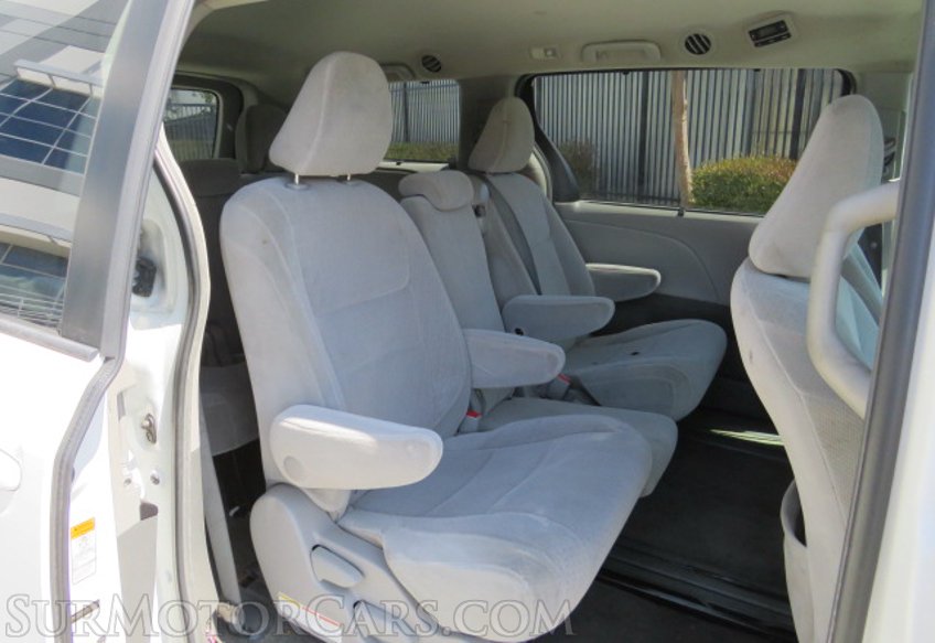 2015 Toyota Sienna - Image 30