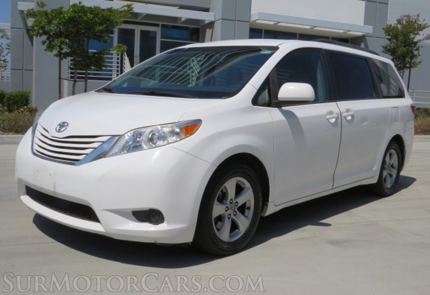 2015 Toyota Sienna - Image 3