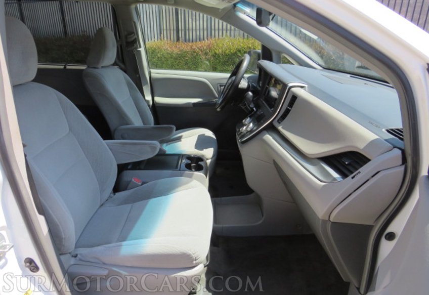 2015 Toyota Sienna - Image 21