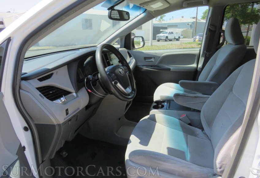 2015 Toyota Sienna - Image 19