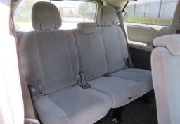 2015 Toyota Sienna - Image 28