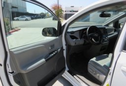 2015 Toyota Sienna - Image 22