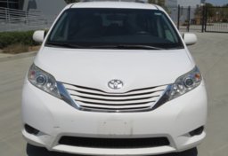 2015 Toyota Sienna - Image 11