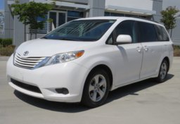 2015 Toyota Sienna - Image 3