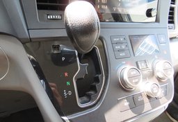 2015 Toyota Sienna - Image 40