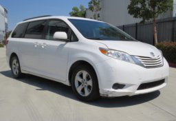 2015 Toyota Sienna - Image 4