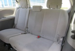 2015 Toyota Sienna - Image 24