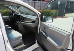 2015 Toyota Sienna - Image 18