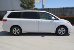 2015 Toyota Sienna - Image 10