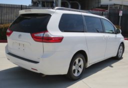 2015 Toyota Sienna - Image 5