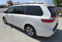 2015 Toyota Sienna - Image 8