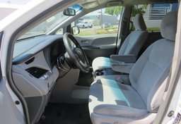 2015 Toyota Sienna - Image 20