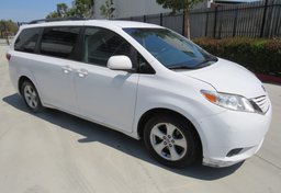 2015 Toyota Sienna - Image 2