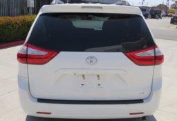 2015 Toyota Sienna - Image 12