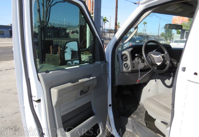 2015 Ford Econoline Commercial Cutaway - Image 24