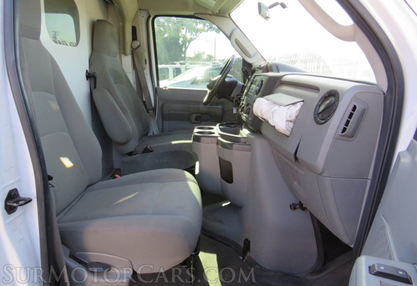 2015 Ford Econoline Commercial Cutaway - Image 29
